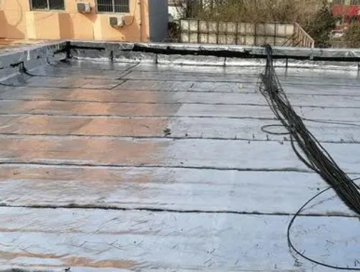 乌兰察布市卫生间漏水维修公司分享下乌兰察布市屋面楼顶防水刚性防水层施工要点。
